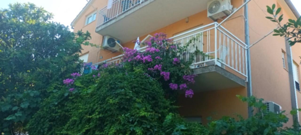 Apartments Bilo Near Primosten Exterior photo